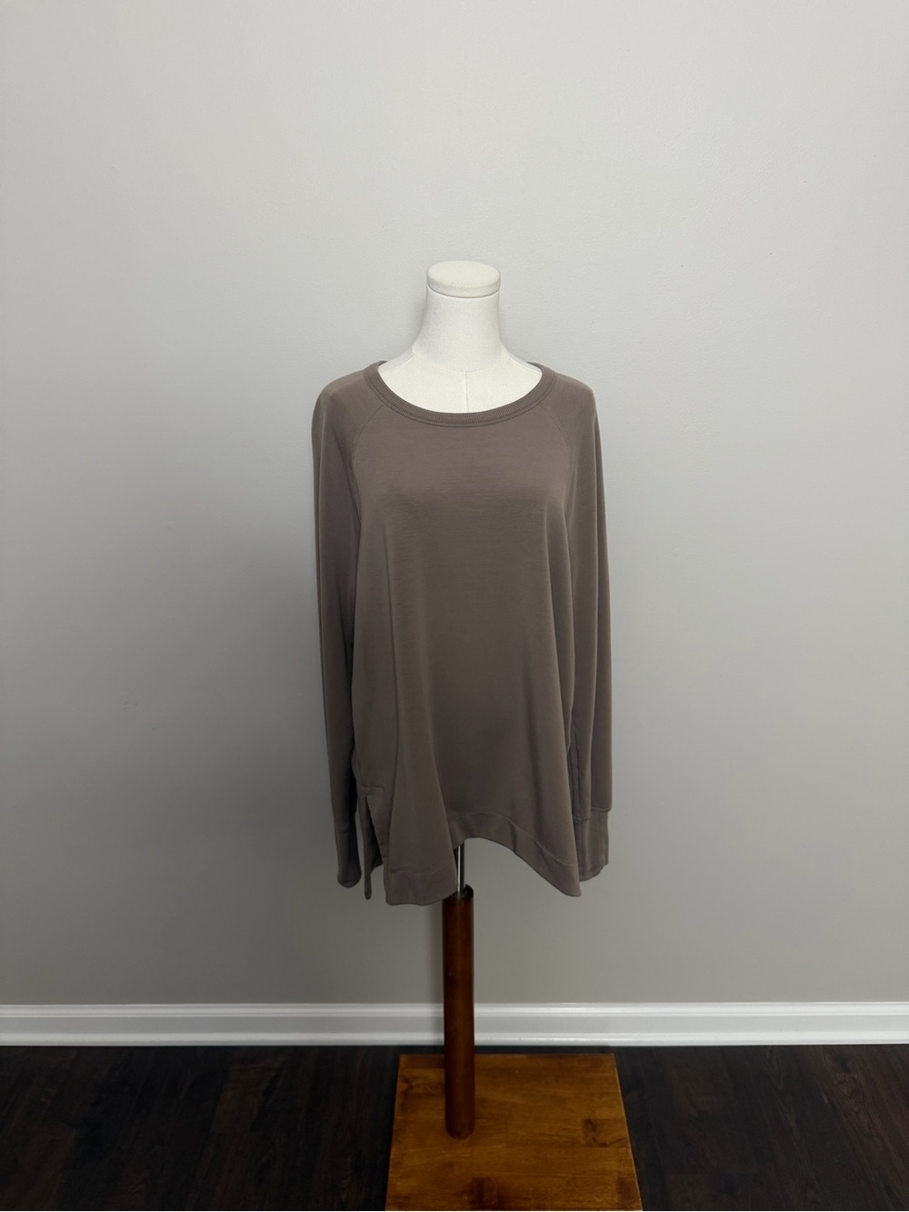 Athleta Coaster Luxe Recover Sweatshirt Tunic Crewneck Raglan Thumbholes Taupe